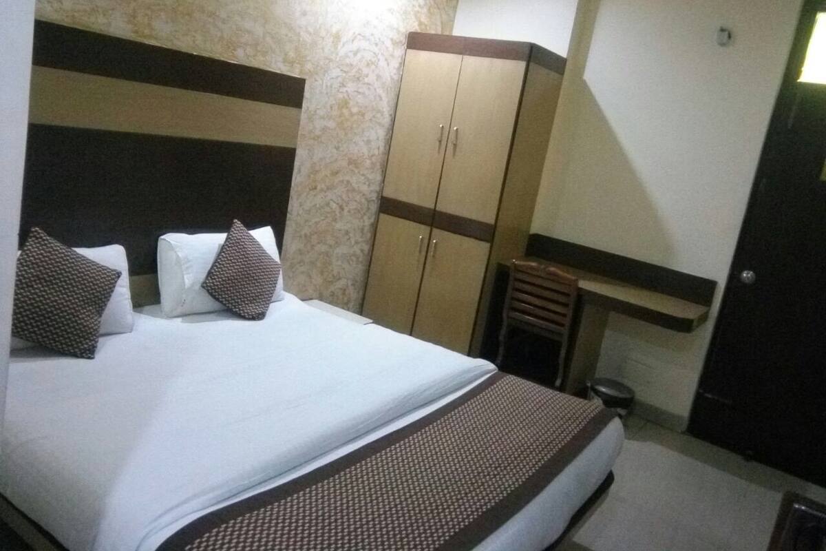 Tabla de planchar con plancha, wifi gratis y ropa de cama