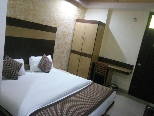 Tabla de planchar con plancha, wifi gratis y ropa de cama 