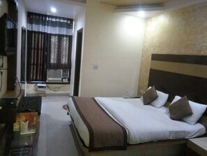 Tabla de planchar con plancha, wifi gratis y ropa de cama 