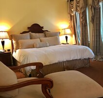 Camas com colchões pillow-top, individualmente decorados