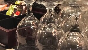 Exposição de taças de vidro transparente em loja.