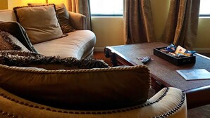 Suíte com design assinado, 1 cama King | Sala de estar