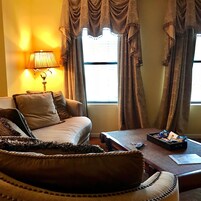 Suíte com design assinado, 1 cama King | Sala de estar | TV de tela plana