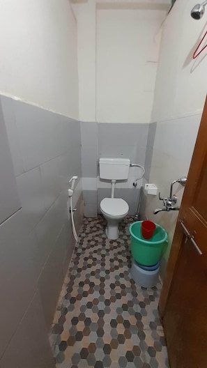 Standard-Vierbettzimmer, Mehrere Betten | Badezimmer | Dusche, Regendusche, kostenlose Toilettenartikel, Handtücher