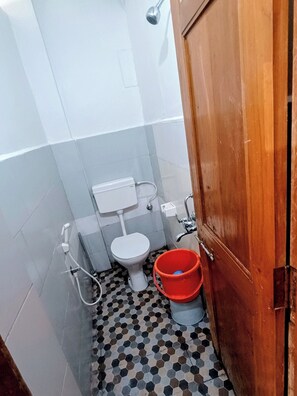 Kamar Quadruple Standar, Beberapa Tempat Tidur | Kamar mandi | Shower, pancuran hujan, perlengkapan mandi gratis, dan handuk