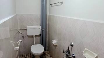 Dobbeltrom – deluxe, 1 soverom | Bad | Dusj, regndusjhode, toalettartikler (inkludert) og håndklær