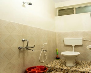 Shower, rainfall showerhead, free toiletries, towels