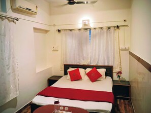 1 bedroom, bed sheets