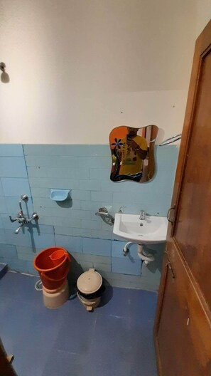Standaard tweepersoonskamer, 1 twijfelaar | Badkamer | Een douche, een regendouche, gratis toiletartikelen, handdoeken