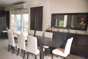 Full-size fridge, microwave, oven, stovetop