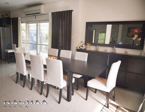 4-Bedroom Villa with Private Pool | Repas dans la chambre