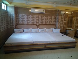 Family Studio, Multiple Beds, Non Smoking | Free WiFi, bed sheets