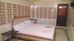 Un dormitorio con cama, mesita de noche y armario.