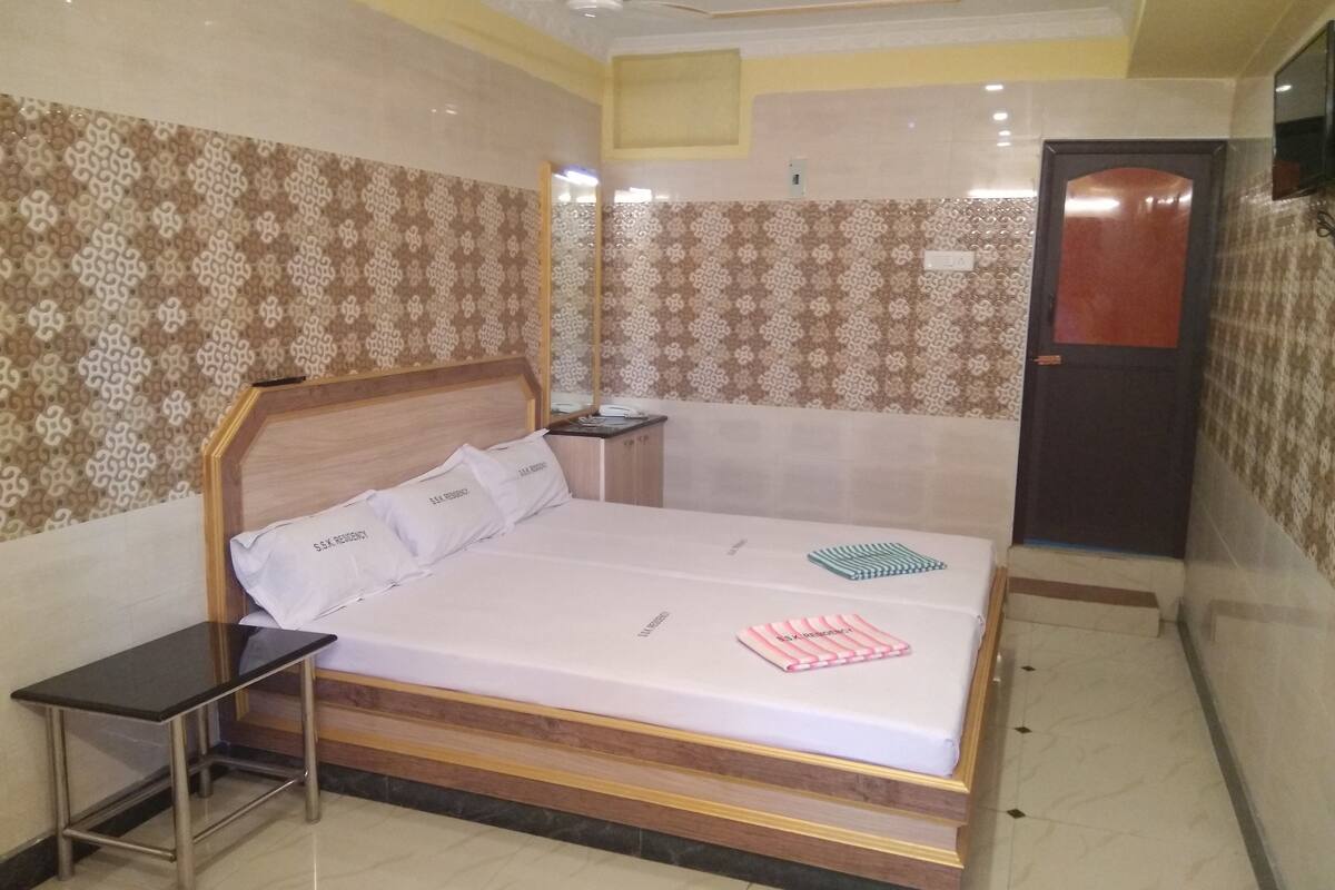 Deluxe Double Room, 2 Twin Beds, Non Smoking | WiFi (free), bed sheets