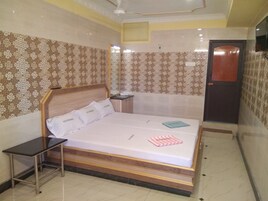 Deluxe Double Room, 2 Twin Beds, Non Smoking | Free WiFi, bed sheets