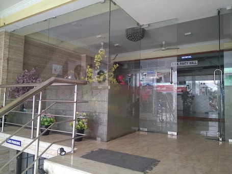 Entrada al alojamiento. SSK Residency