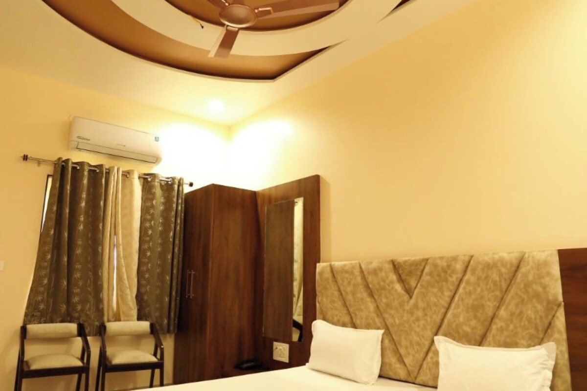 Un dormitorio con cama, ventilador de techo y cabecera de madera.