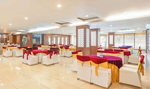 Banquet hall - Treebo Grand Legacy Elite With Roof Top Cafe (Dehradun)