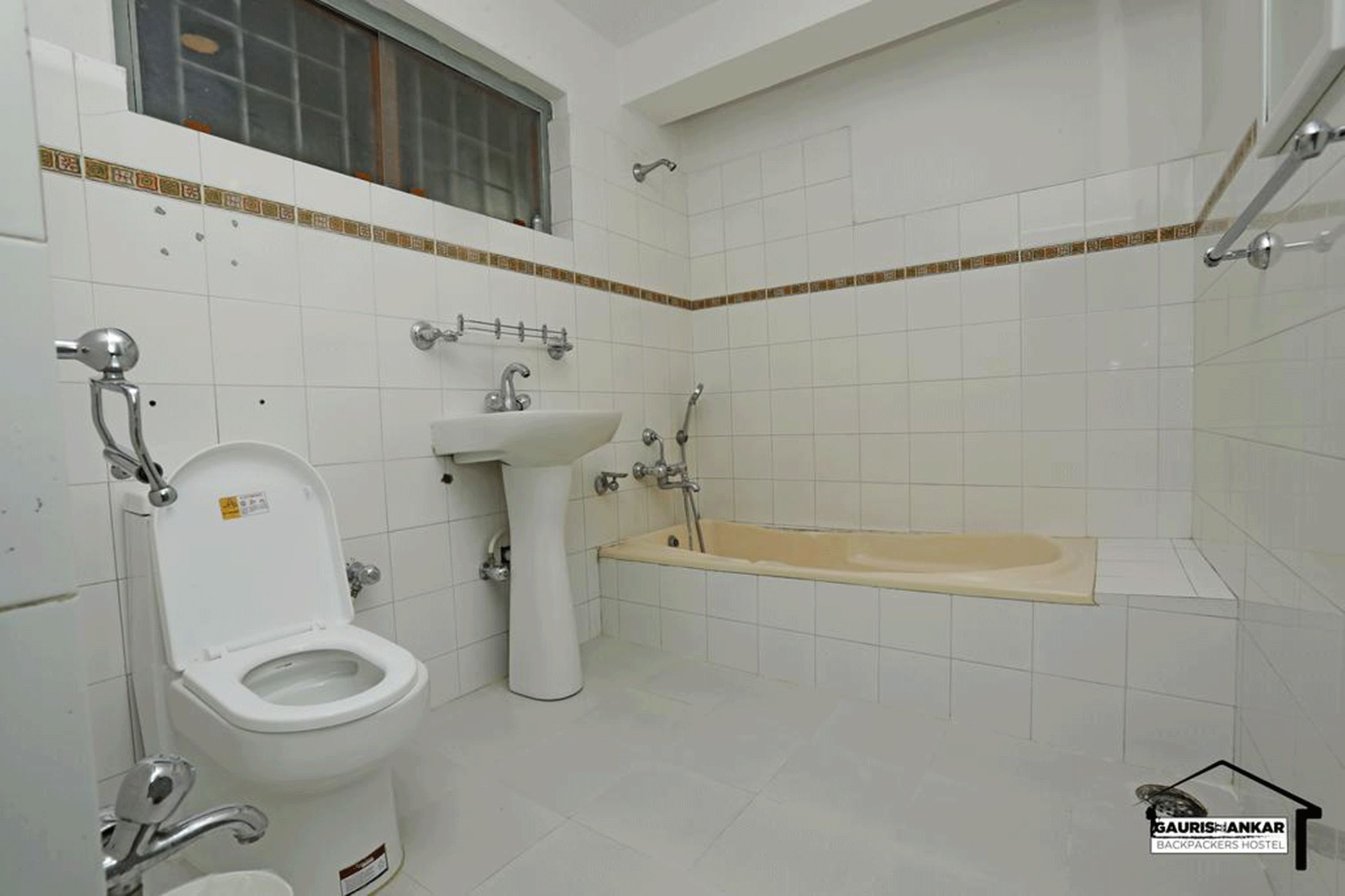 Shower, rainfall showerhead, free toiletries, slippers