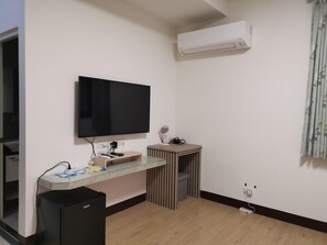 Standard Quadruple Room, 2 Double Beds, Non Smoking, Ensuite | Down comforters, laptop workspace, blackout drapes, free WiFi - Fuzhongju Homestay (Jincheng)