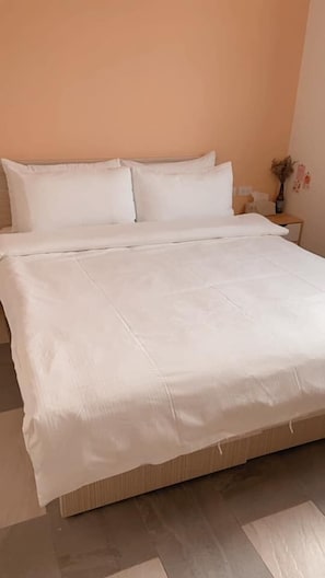 Cubrecamas, espacio para trabajar con laptop y cortinas blackout