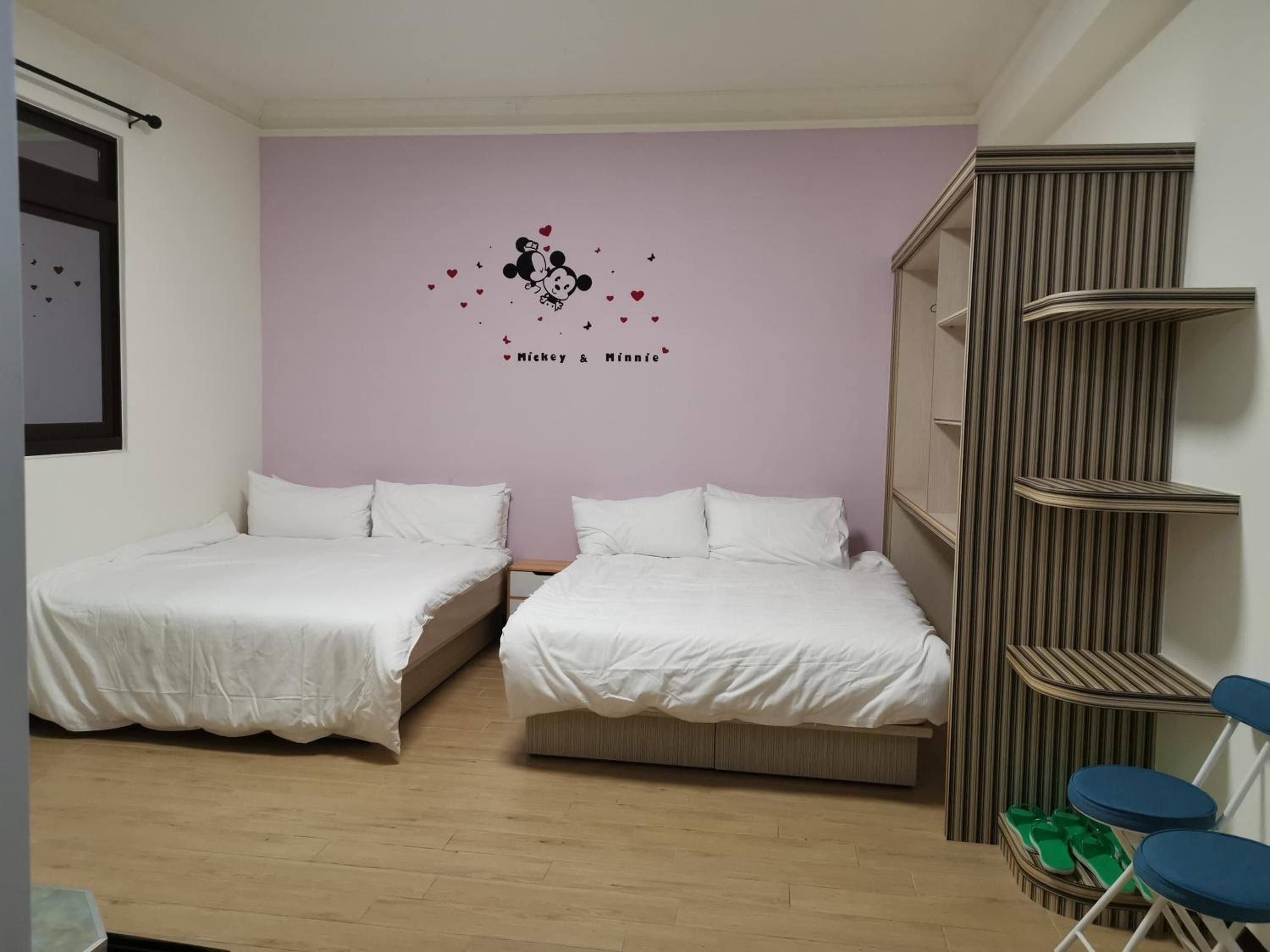 Cubrecamas, espacio para trabajar con laptop y cortinas blackout 