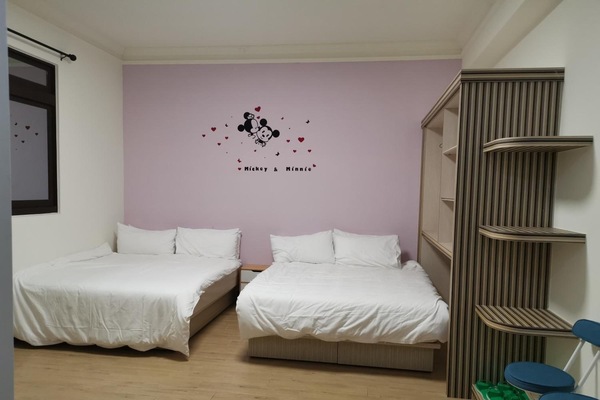 Cubrecamas, espacio para trabajar con laptop y cortinas blackout
