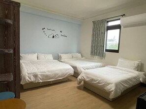 Chambre Familiale, plusieurs lits, non-fumeurs, salle de bains attenante | Couette en duvet d'oie, espace de travail pour ordinateur portable