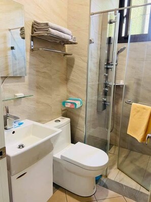 Shower, hydromassage showerhead, free toiletries, hair dryer - Fuzhongju Homestay (Jincheng)