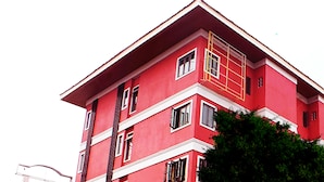 Un bâtiment rouge doté de nombreuses fenêtres et d’une échelle bien visible.