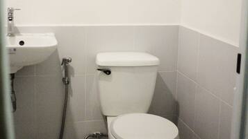 Standard Studio Room | Bathroom | Shower, free toiletries
