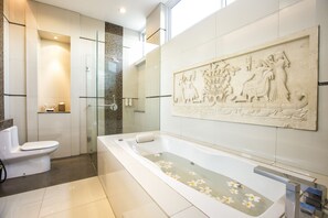 Deluxe Double Room | Bathroom | Shower, hair dryer, slippers, towels - Inkuta Residence and Villa (Seminyak)