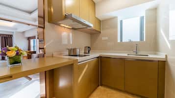 Deluxe Suite | Desk, blackout drapes, free WiFi