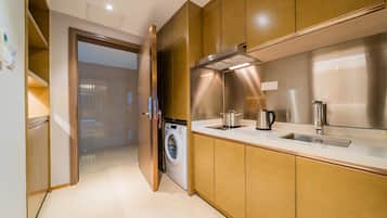 Deluxe Twin Room | Desk, blackout drapes, free WiFi