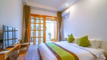 غرفة مزدوجة بتصميم مميز | مكتب وستائر تعتيم وواي فاي مجانًا