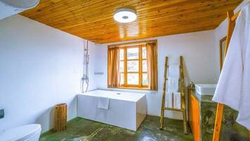 Exclusive Double Room | Bathroom | Shower, free toiletries, hair dryer, slippers