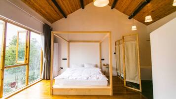 Desk, blackout curtains, free WiFi