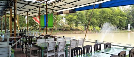 Lunch and dinner served, Thai cuisine