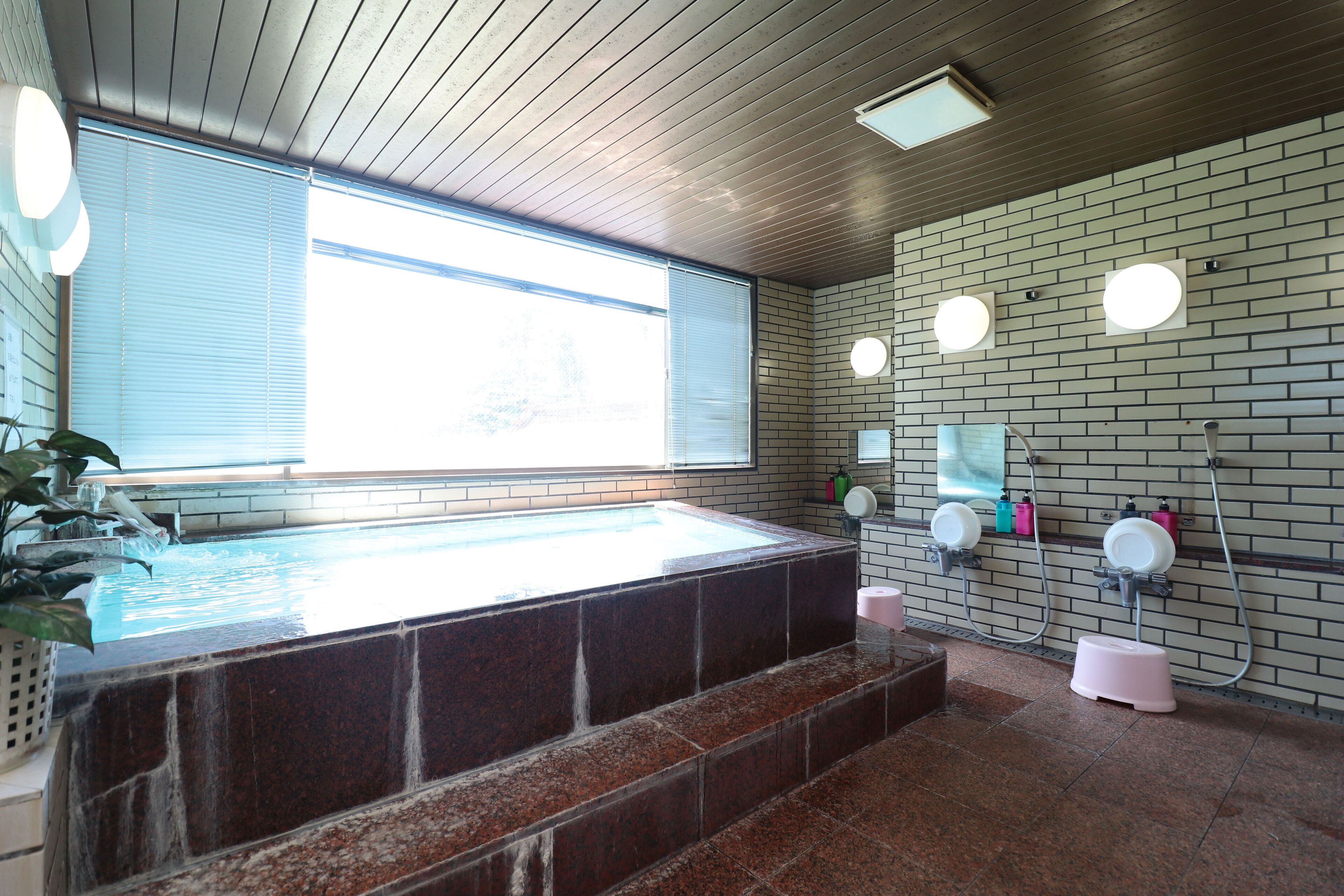 Amenidades de baño gratuitas, secadora de cabello, pantuflas, toallas 