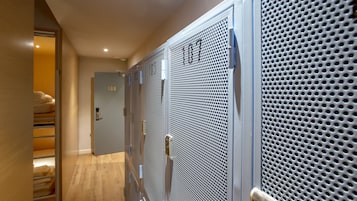 Meja kerja, tirai kedap cahaya, setrika/meja setrika, dan Wi-Fi gratis