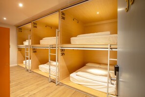 Desk, blackout curtains, iron/ironing board, free WiFi - Yote 28 (Malacca City)