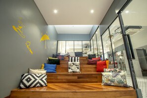 LED TV, video game console - Yote 28 (Malacca City)