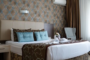 Minibar, escritorio, cunas gratuitas y wifi gratis 