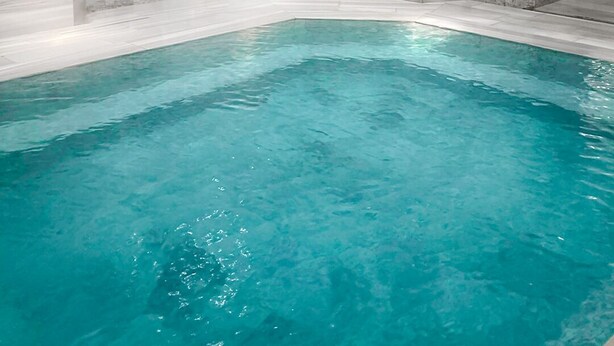 A swimming pool with a marble interior and a stone basin. - Bolu Termal Otel (Bolu)