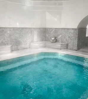 A swimming pool with a marble interior and a stone basin. - Bolu Termal Otel (Bolu)