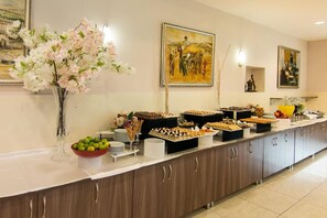Petit déjeuner, déjeuner et dîner servis sur place