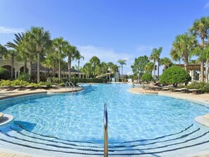 Casa de ciudad familiar, alberca privada, en el área del jardín | Alberca | Alberca al aire libre, sombrillas en la alberca y camastros 