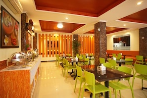 Dining - OYO 147 Hotel Winer (Palembang)