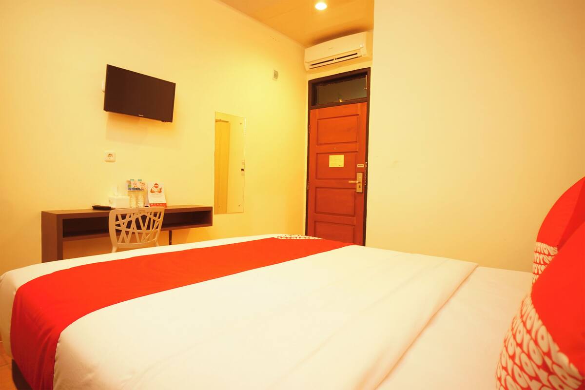 Escritorio, wifi gratis y ropa de cama