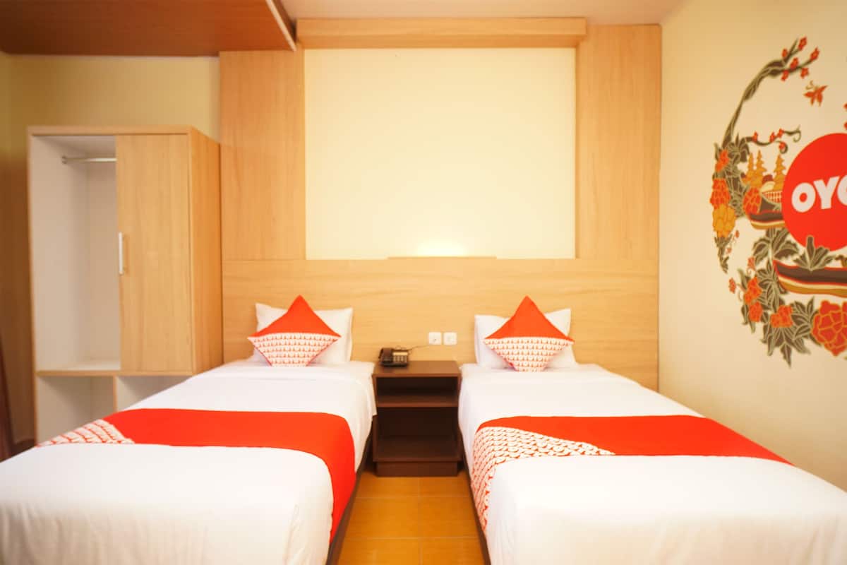 Escritorio, wifi gratis y ropa de cama